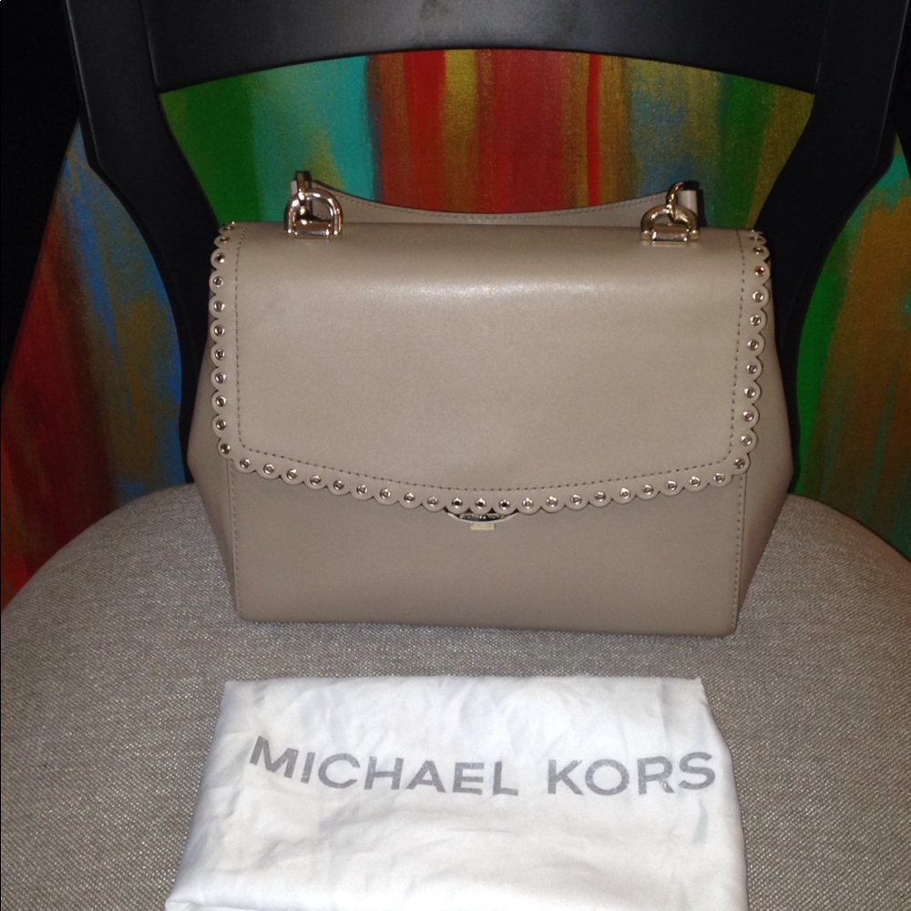 MICHAEL KORS AVA HAND BAG.